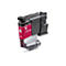 Nahaufnahme einer Magenta-Tintenpatrone. Aufgedruckt sind "brother", "LC521M" und "PUSH".