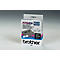 Een Brother P-Touch labelcassette verpakking, wit met blauw-paarse strepen. De inscriptie "P-Touch" en "Brother" zijn zichtbaar.