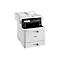 Ein weißer Brother-Multifunktionsdrucker. Der Drucker steht auf einem neutralen Hintergrund und ist leicht schräg von vorne fotografiert.