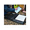 Person zeigt auf Tablet-Display mit Beleg. Vorne liegt ein Drucker mit Papier. Auf der ArbeitsflÃ¤che weitere Personen.