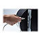 Hand steckt USB-Kabel in Monitor.