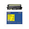 Ein gelber Brother-Toner TN821XL, teilweise in der Verpackung. Auf der Verpackung sind verschiedene Textinformationen und Logos abgebildet.
