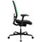 Ein ergonomischer Bürostuhl in Seitenansicht. Der grüne Netzrücken steht im Kontrast zum schwarzen Sitz und Gestell. Rollen am Fuß.