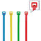Vier gekleurde kabelbinders: blauw, geel, groen, rood. Detailweergave van de rode sluiting.