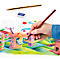 Hand zeichnet mit einem roten Bleistift ein buntes Bild. Im Hintergrund liegen ein gelber Bleistift und ein Radiergummi.