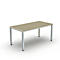 Une table rectangulaire avec un plateau de table brun clair et des pieds argentés sur fond blanc.