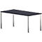 Une table rectangulaire avec un plateau sombre et des pieds argentés. Les pieds de la table sont carrés et ont de petits pieds noirs.