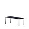 Une table rectangulaire avec un plateau anthracite et des pieds argentés sur fond blanc.