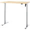 Een in hoogte verstelbaar bureau met een licht houten blad en zilveren poten, tegen een witte achtergrond.