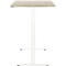 Een witte in hoogte verstelbare bureau met een licht houten blad. De kolom en de voet zijn van metaal.