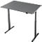 Een in hoogte verstelbaar grijs bureau tegen een witte achtergrond. Het staat op zwarte poten die met een druk op de knop kunnen worden versteld.