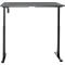 Een grijze, in hoogte verstelbare bureau. Het tafelblad is rechthoekig, de poten zijn metaalachtig en hoekig. Een bedieningselement is zichtbaar.