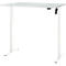 Witte, in hoogte verstelbare bureau tegen een lichte achtergrond. Het bureau heeft een rechthoekig werkoppervlak en twee poten.