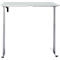 Een verstelbaar, zilverkleurig bureau met een wit tafelblad. Het is gefotografeerd in een eenvoudige studio-stijl tegen een witte achtergrond.