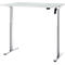 Een witte, in hoogte verstelbare bureau met zilveren poten staat tegen een witte achtergrond.