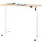 Licht, in hoogte verstelbaar bureau. Het bureau heeft een licht houten blad en witte poten.