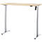In hoogte verstelbaar bureau met een lichtbruin tafelblad en zilveren poten.