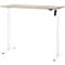 Een in hoogte verstelbaar bureau met een lichtbruin tafelblad en witte poten tegen een witte achtergrond.