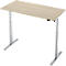 Een in hoogte verstelbaar bureau in licht houtlook met zilveren poten. Het tafelblad is rechthoekig.