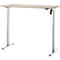 In hoogte verstelbaar bureau met licht houten blad en zilveren metalen poten.