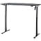 Een in hoogte verstelbaar grijs bureau tegen een witte achtergrond. Het heeft een rechthoekig blad en twee poten.
