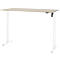 Een in hoogte verstelbaar bureau met een licht houten blad en witte poten. Hoogteverstelling zit aan de rechterkant.