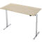 Helder, rechthoekig bureau met zilveren, in hoogte verstelbare poten. Het tafelblad heeft een lichte houtnerf.