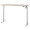 Een in hoogte verstelbaar bureau met een lichtbruin tafelblad en zilveren poten.