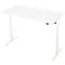 Witte, in hoogte verstelbare bureau. Rechthoekig tafelblad met twee poten. Aan de tafel is een bediening bevestigd.