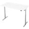 Wit, in hoogte verstelbaar bureau met zilveren poten, tegen een witte achtergrond.