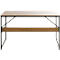 Bureau en bois avec cadre en métal noir.