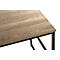Gros plan d'un plateau de table en bois avec des pieds en métal noir.
