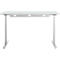 Un bureau blanc réglable en hauteur avec des pieds en métal gris fixés sous un plateau de table de couleur claire. Le bureau est placé sur un fond blanc.