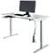 Un bureau réglable en hauteur avec ordinateur, clavier et souris. Une goulotte de câbles longe le pied.