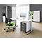 Bureau avec bureau, chaise, armoires et ordinateur.