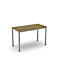 Une table rectangulaire avec un dessus en bois et des pieds argentés sur fond blanc.