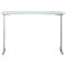 Witte, in hoogte verstelbare bureau tegen witte achtergrond. Stevige, metallic poten.