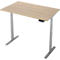 Bureau réglable en hauteur avec un plateau de table brun clair et des pieds argentés.