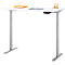 Bureau d'angle blanc réglable en hauteur, avec accessoires.