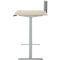 Bureau réglable en hauteur, brun clair ; plateau rectangulaire avec cadre gris et protection anti-éblouissement.
