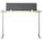 Bureau réglable en hauteur avec cloison en tissu gris. Plateau, pieds et supports visibles.