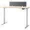 Bureau beige réglable en hauteur avec support gris et cloison rembourrée grise.