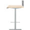 Un bureau réglable en hauteur au design en bois clair, avec un cadre gris et un écran d'intimité gris.