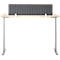 Bureau avec mur antibruit gris à boutons. Le bureau a des pieds réglables en hauteur.