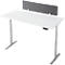 Bureau blanc avec écran gris et pieds réglables en hauteur. Il y a une cloison grise sur la table.
