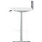 Bureau blanc réglable en hauteur avec un cadre gris et une cloison en métal perforé.