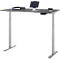Un bureau gris réglable en hauteur avec tablette, plateau et porte-notes.