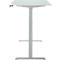 Bureau debout en gris. Plateau de table rectangulaire blanc. Colonne avec deux barres transversales. Pied rectangulaire.