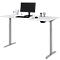Un bureau blanc réglable en hauteur avec un moniteur, un clavier, une souris et des accessoires de bureau.