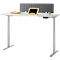 Bureau blanc réglable en hauteur avec panneau acoustique gris et accessoires. Tablette, porte-papier, agrafeuse sur le dessus.